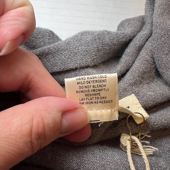 LOVE STITCH Carys Fringed Sweater Cozy Shawl Wrap Size Medium Gray NWT - Picture 8 of 12